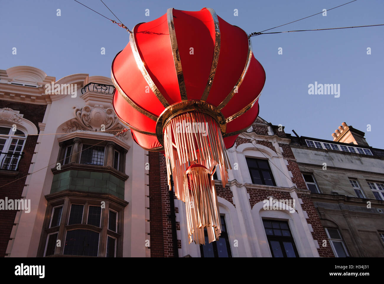 Décorations dans le quartier chinois de Londres. Banque D'Images