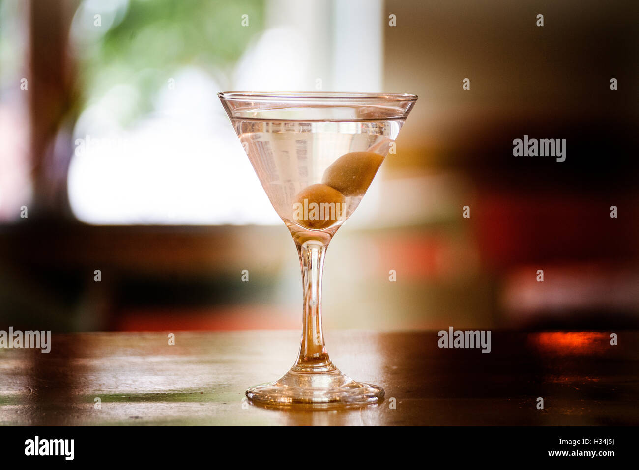 Un cocktail Martini Dry avec deux olives Banque D'Images
