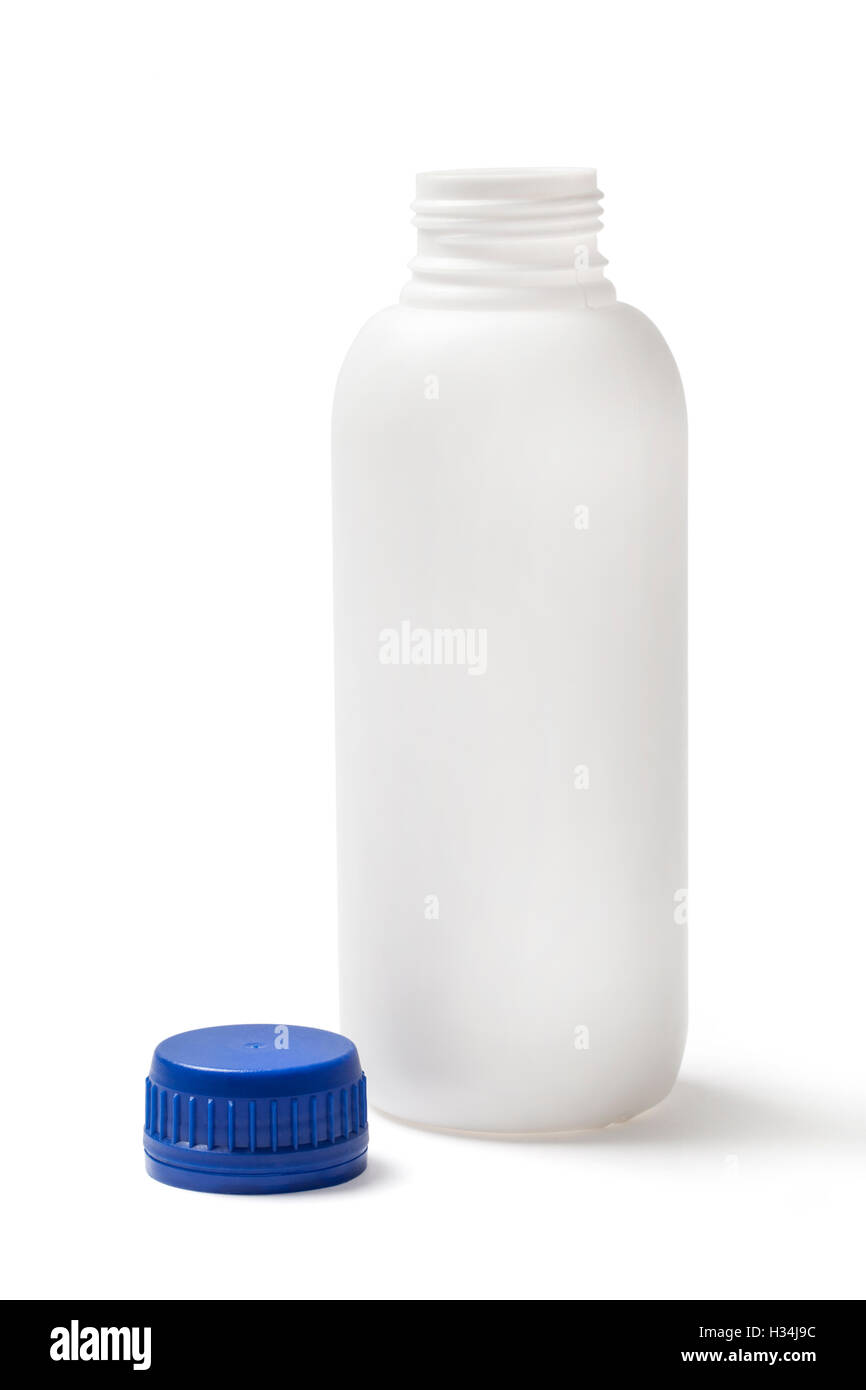Ouvrir la bouteille en plastique blanc avec bouchon bleu et chemin de détourage isolé sur fond blanc. Banque D'Images