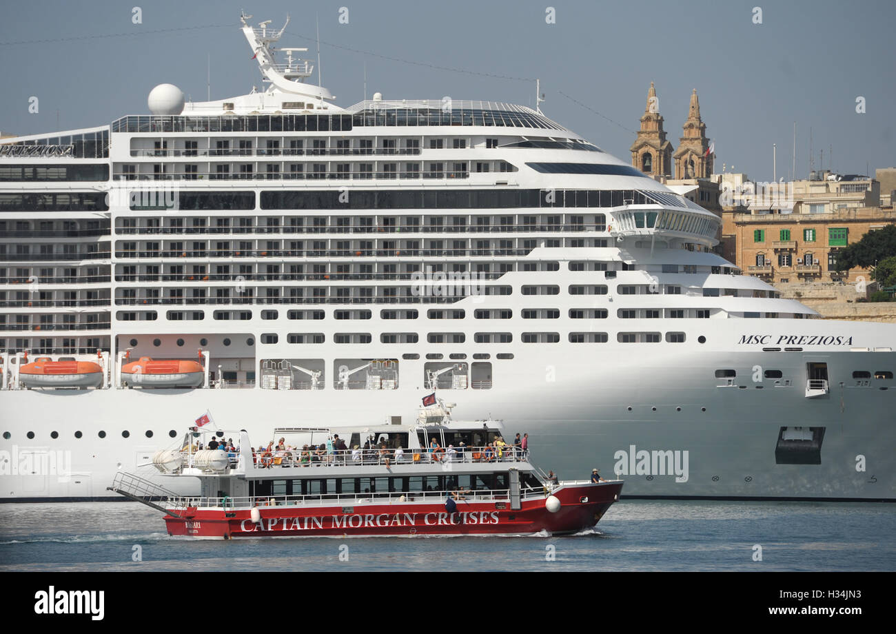 Voir site touristique port Captain Morgan bateau de croisière passe par le paquebot de luxe MSC Presiosa dans le Grand Port, La Valette, Malte Banque D'Images