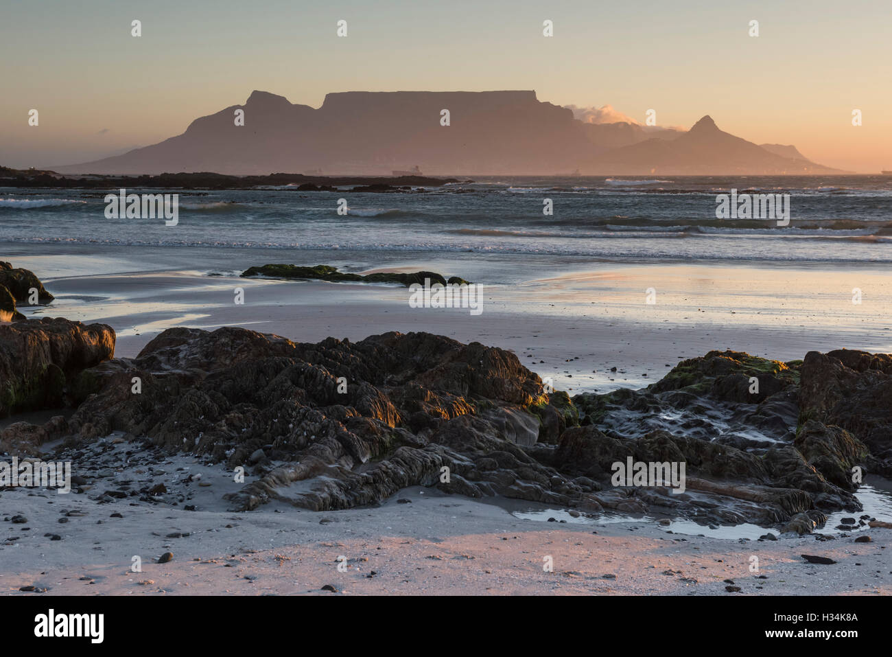 Coucher de soleil sur la Montagne de la table de Bloubergstrand, Cape Town Banque D'Images