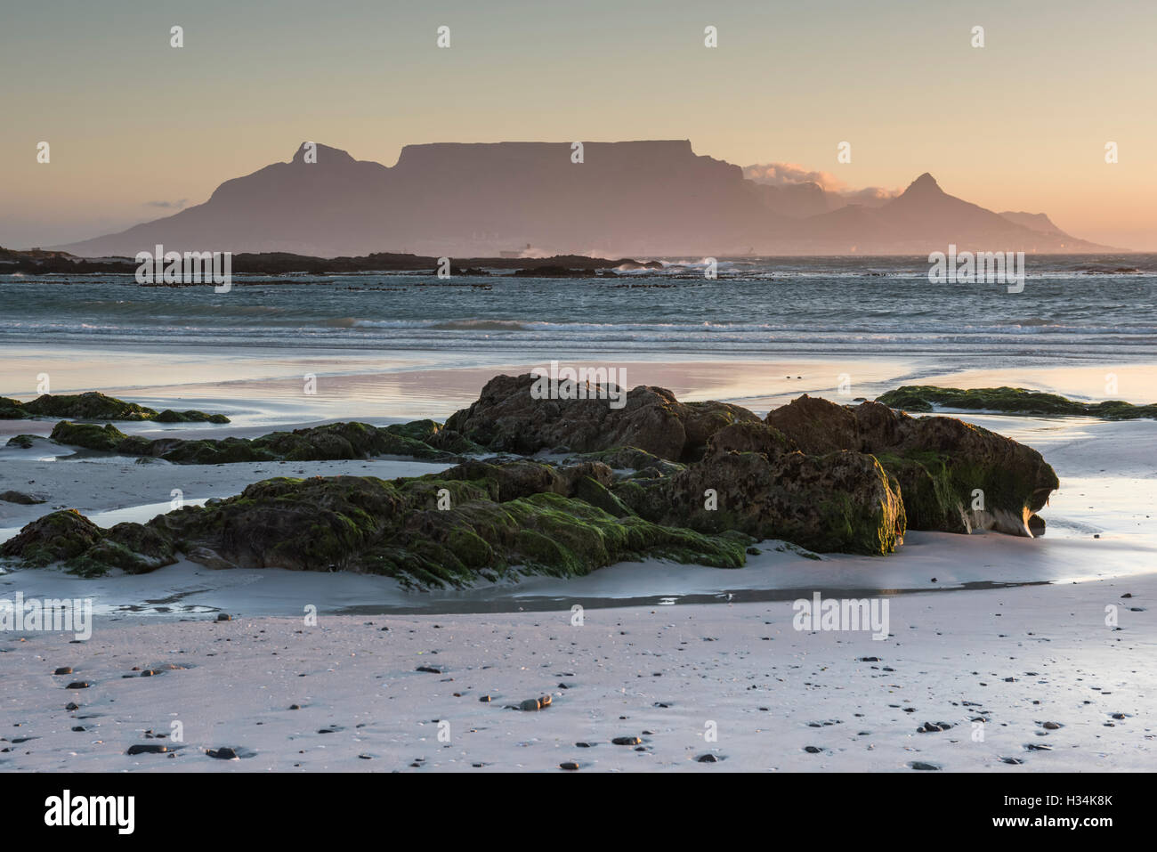 Coucher de soleil sur la Montagne de la table de Bloubergstrand, Cape Town Banque D'Images