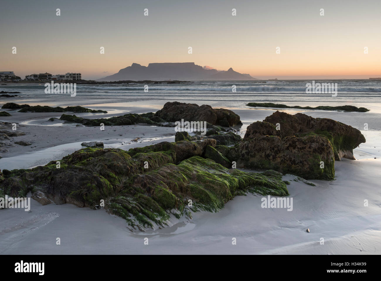 Coucher de soleil sur la Montagne de la table de Bloubergstrand, Cape Town Banque D'Images