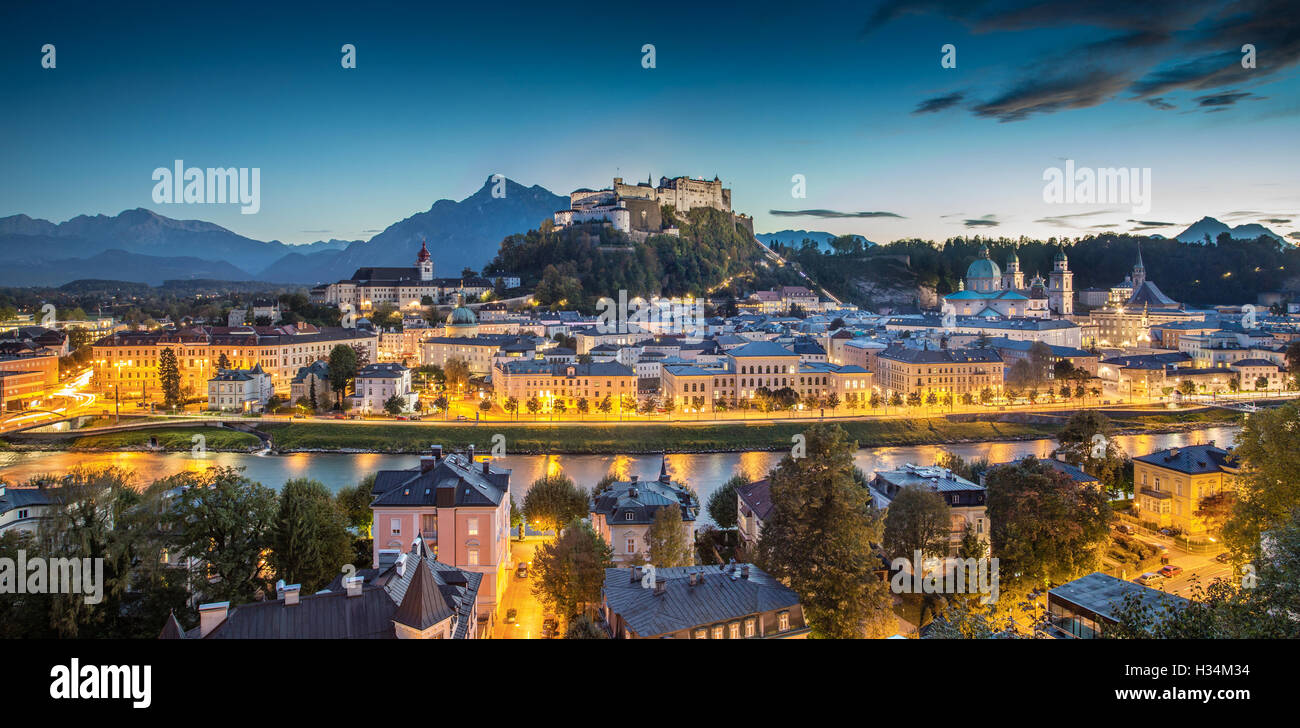 Vue panoramique sur la ville historique de Salzbourg avec la Forteresse de Hohensalzburg, au crépuscule, Salzburger Land, Autriche Banque D'Images