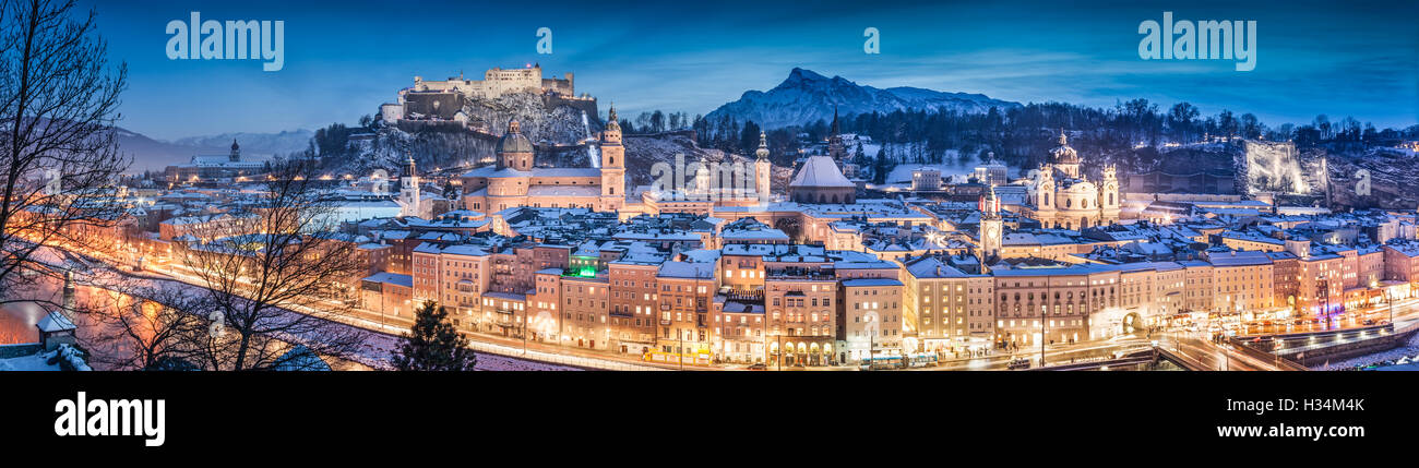 Vue panoramique sur la ville historique de Salzbourg avec la Forteresse de Hohensalzburg en hiver à l'heure bleue, Salzburger Land, Autriche Banque D'Images