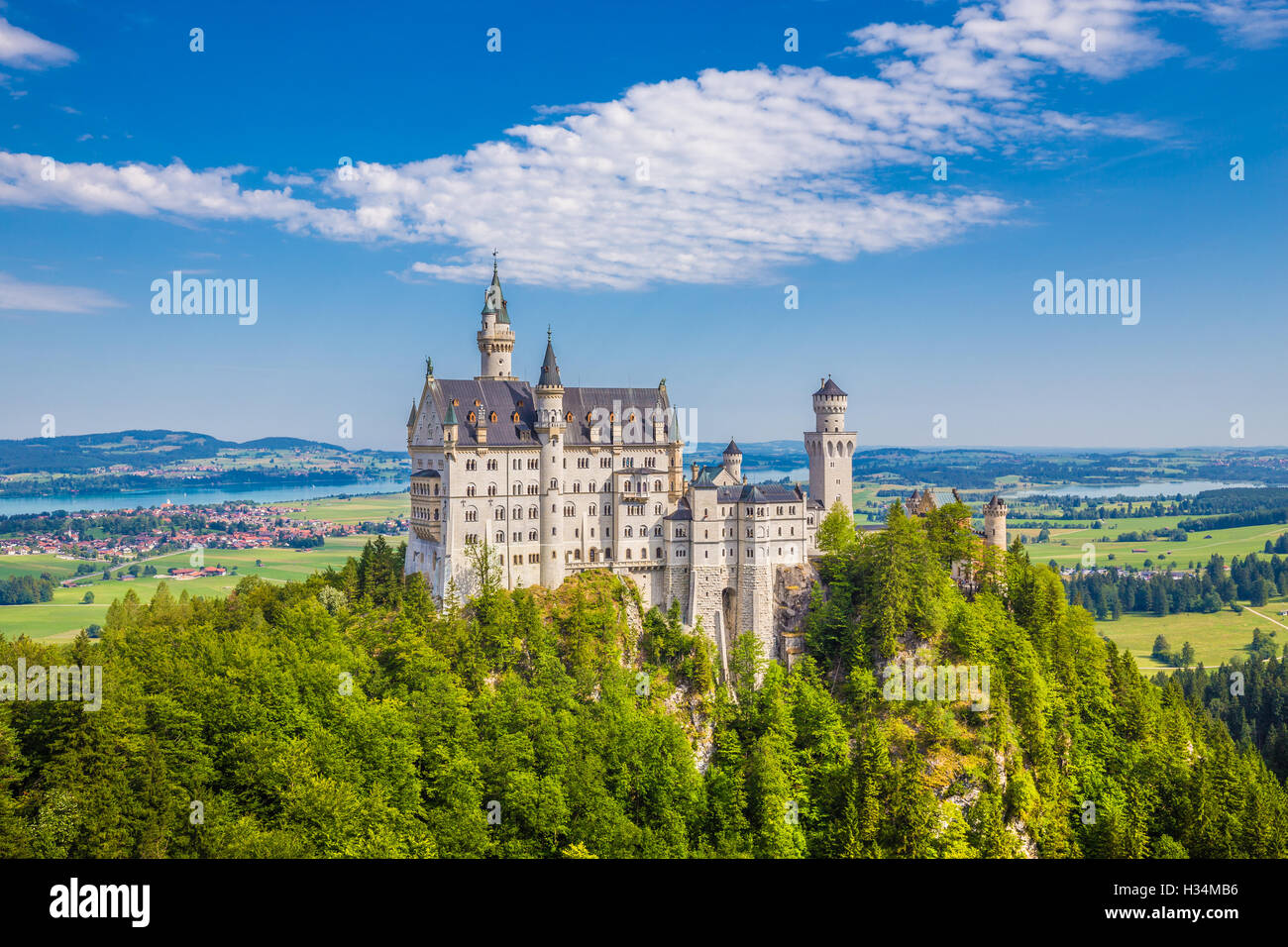 La vue classique du célèbre château de Neuschwanstein, l'un des châteaux les plus visités d'Europe, en été, Bavière, Allemagne Banque D'Images