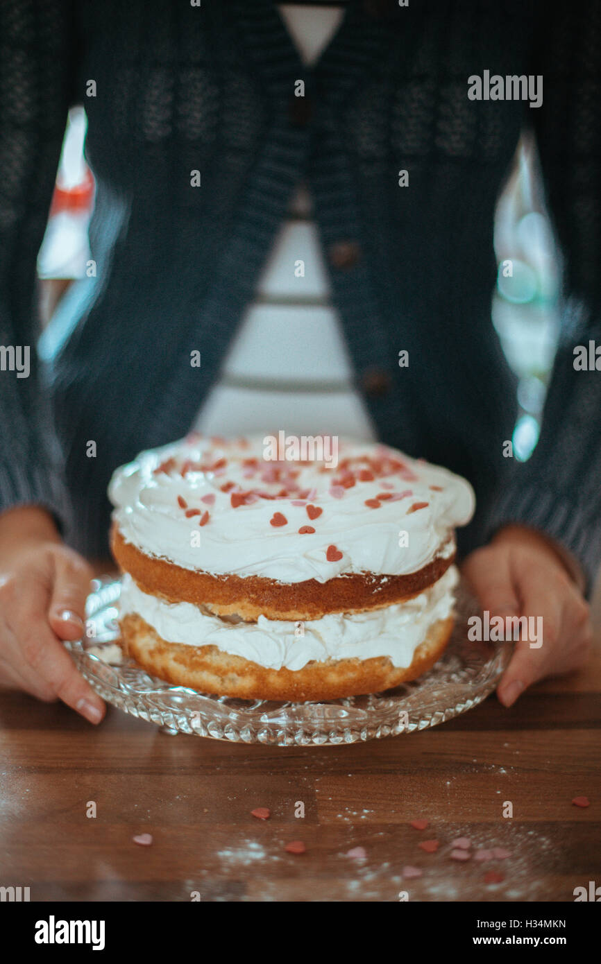 Femme avec un beau gâteau cuit au four. Banque D'Images