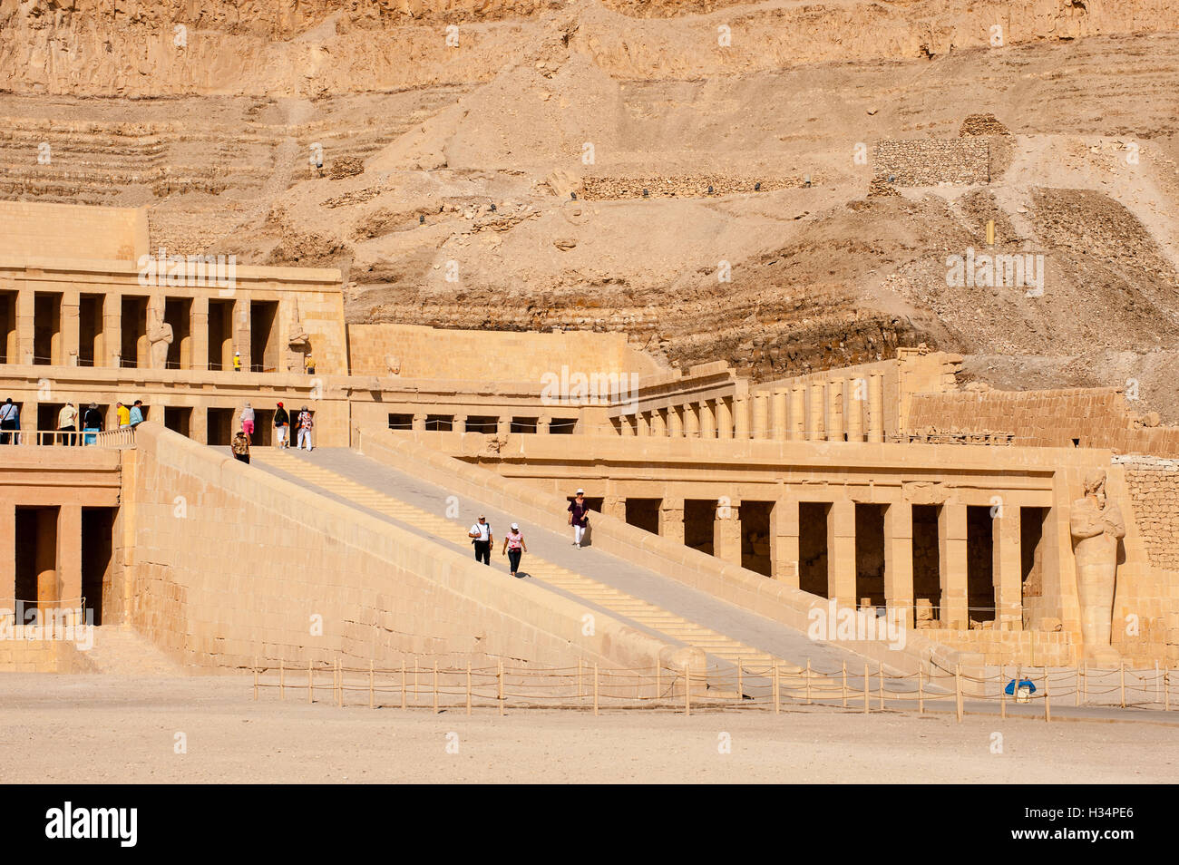 Louxor, Egypte. Le temple funéraire d'Hatshepsout est dédié au dieu soleil Amon-Ra. Banque D'Images