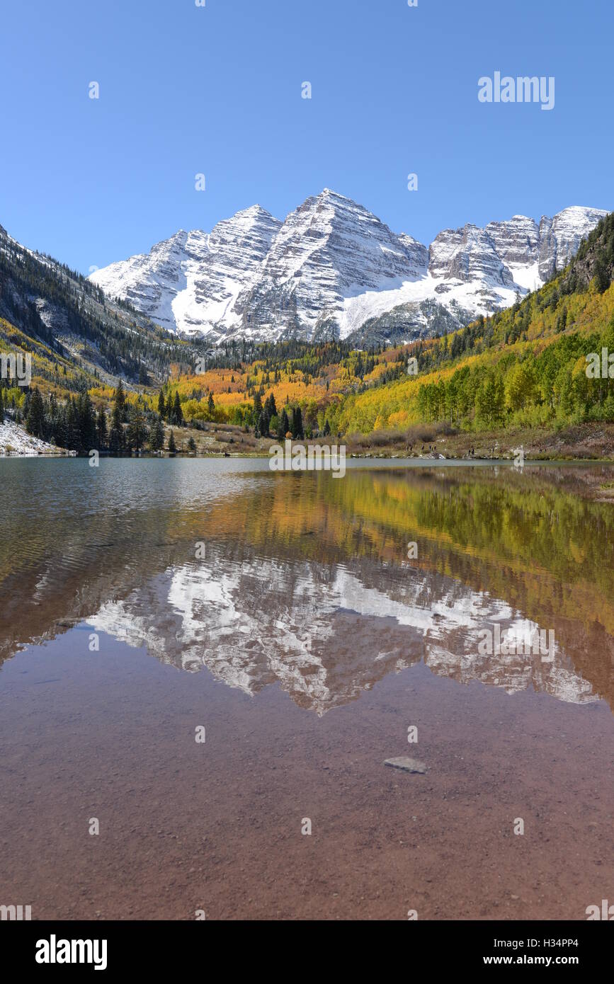 Maroon Bells et le lac - Vertical - vue de neige d'automne marron recouvert de cloches et de crystal clear Maroon Lake, Aspen, Colorado, USA. Banque D'Images