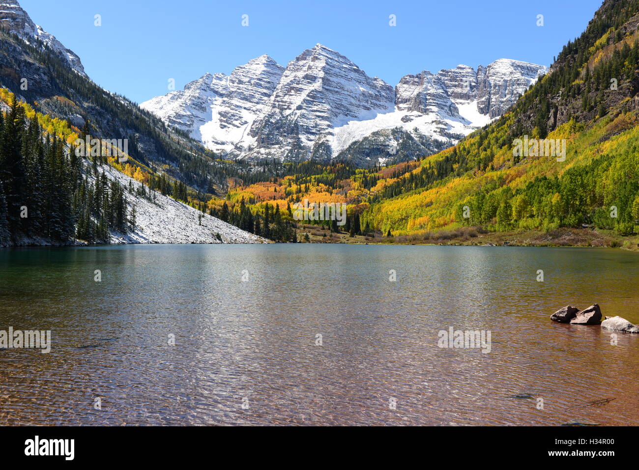 Maroon Bells et le lac à l'automne - automne voir la neige de Maroon Bells et couché marron crystal clear Lake, Aspen, Colorado, USA. Banque D'Images