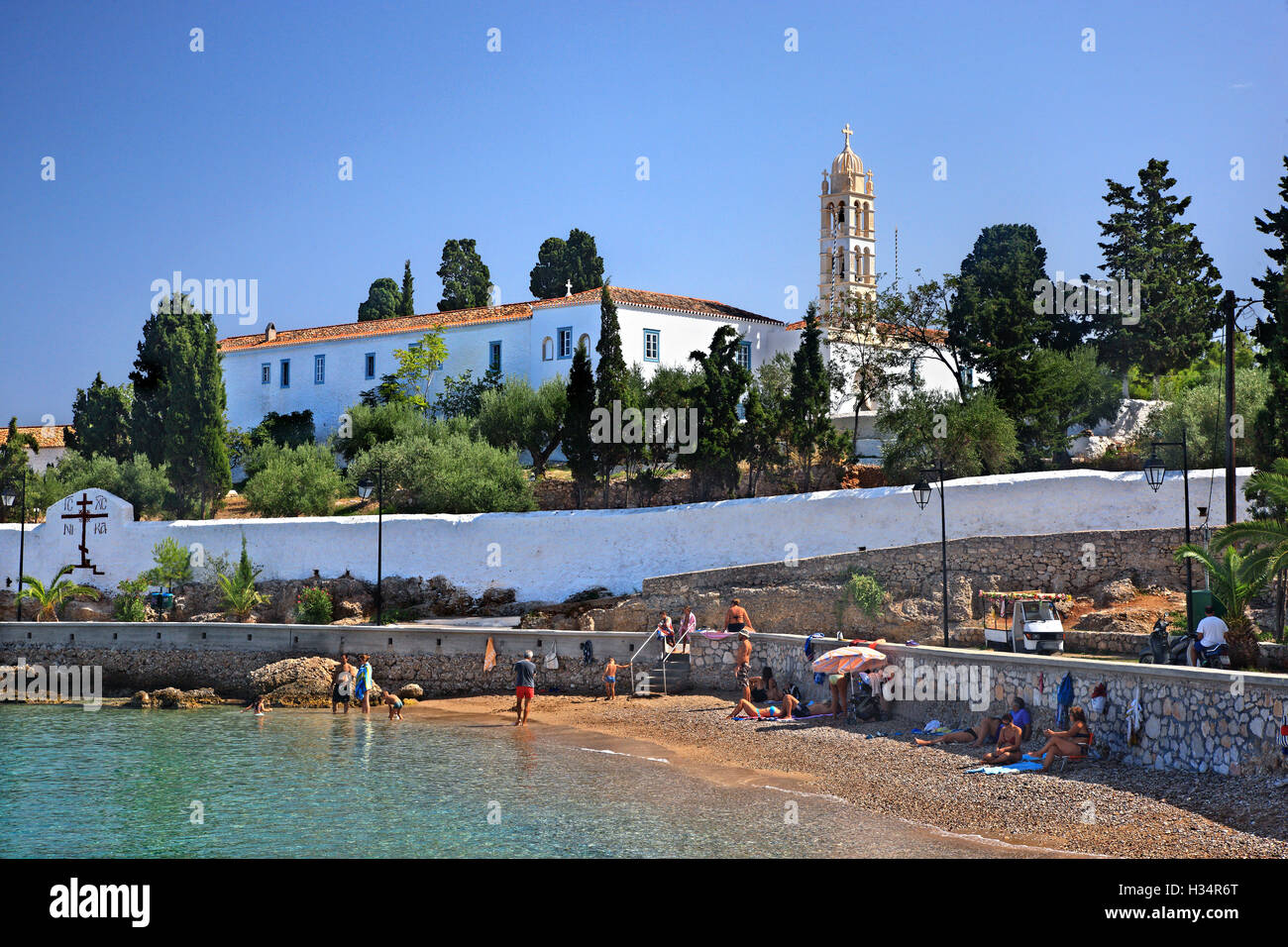 À Agios Nikolaos ('Saint Nicolas') beach, Spetses town, l'île de Spetses, Attique, Grèce. Banque D'Images