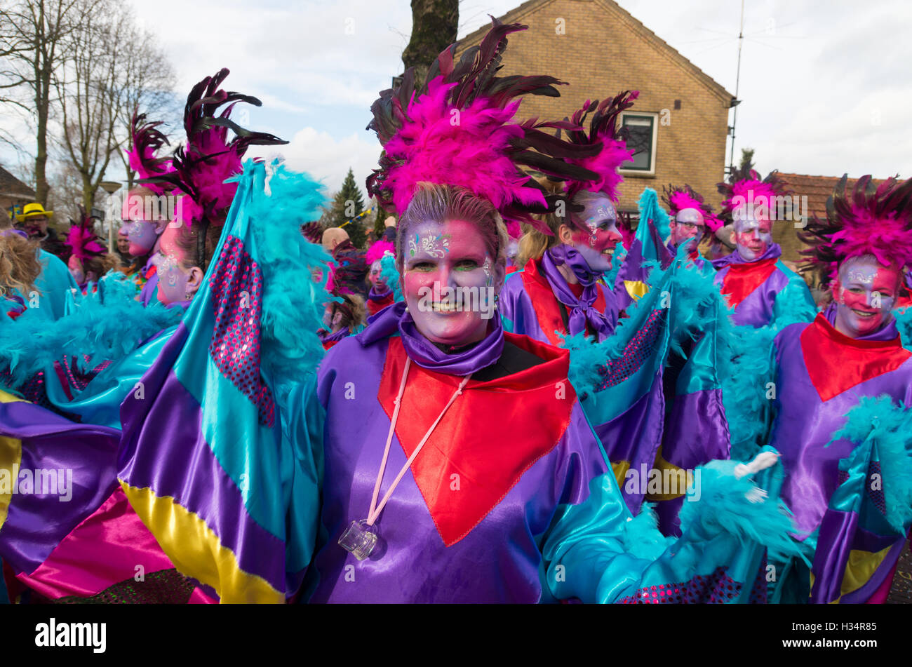 OLDENZAAL, Pays-Bas - 7 février, 2016 : personne inconnue dans drôle robe carnaval défilé du carnaval au cours de l'assemblée annuelle Banque D'Images