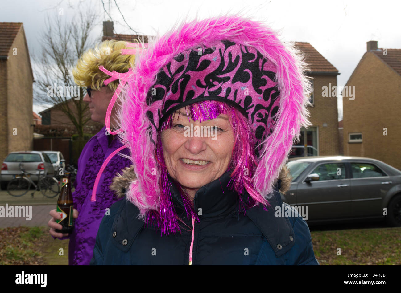 OLDENZAAL, Pays-Bas - 7 février, 2016 : personne inconnue dans drôle robe carnaval défilé du carnaval au cours de l'assemblée annuelle Banque D'Images