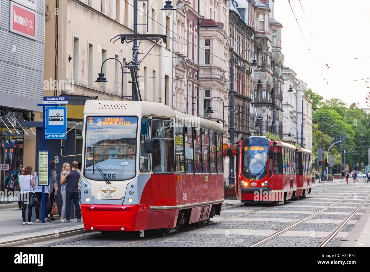 KATOWICE, Pologne - 28 juillet 2015 : Rouge trams (modèles : Konstal 105N-2K (à gauche) et Moderus Alfa (droite)) sur la rue de Katowice Banque D'Images