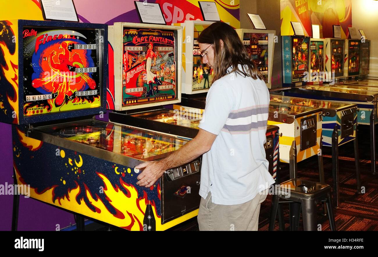 Jeune homme en faisant un match à l'Pinball Museum, Centre in the Square, Roanoke, Virginie Banque D'Images