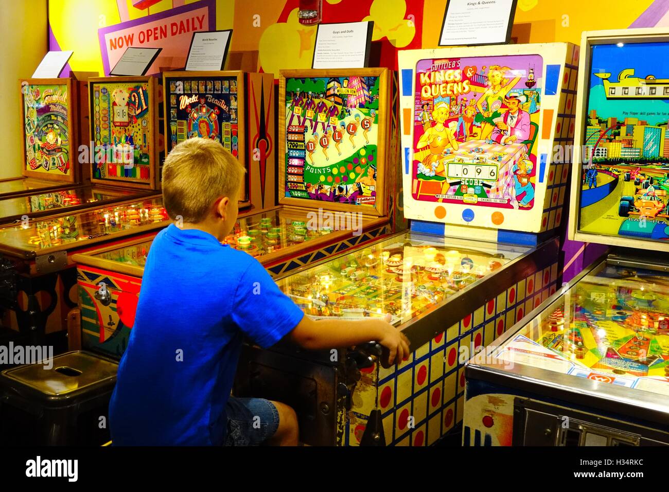 Jeune homme en faisant un match à l'Pinball Museum, Centre in the Square, Roanoke, Virginie Banque D'Images
