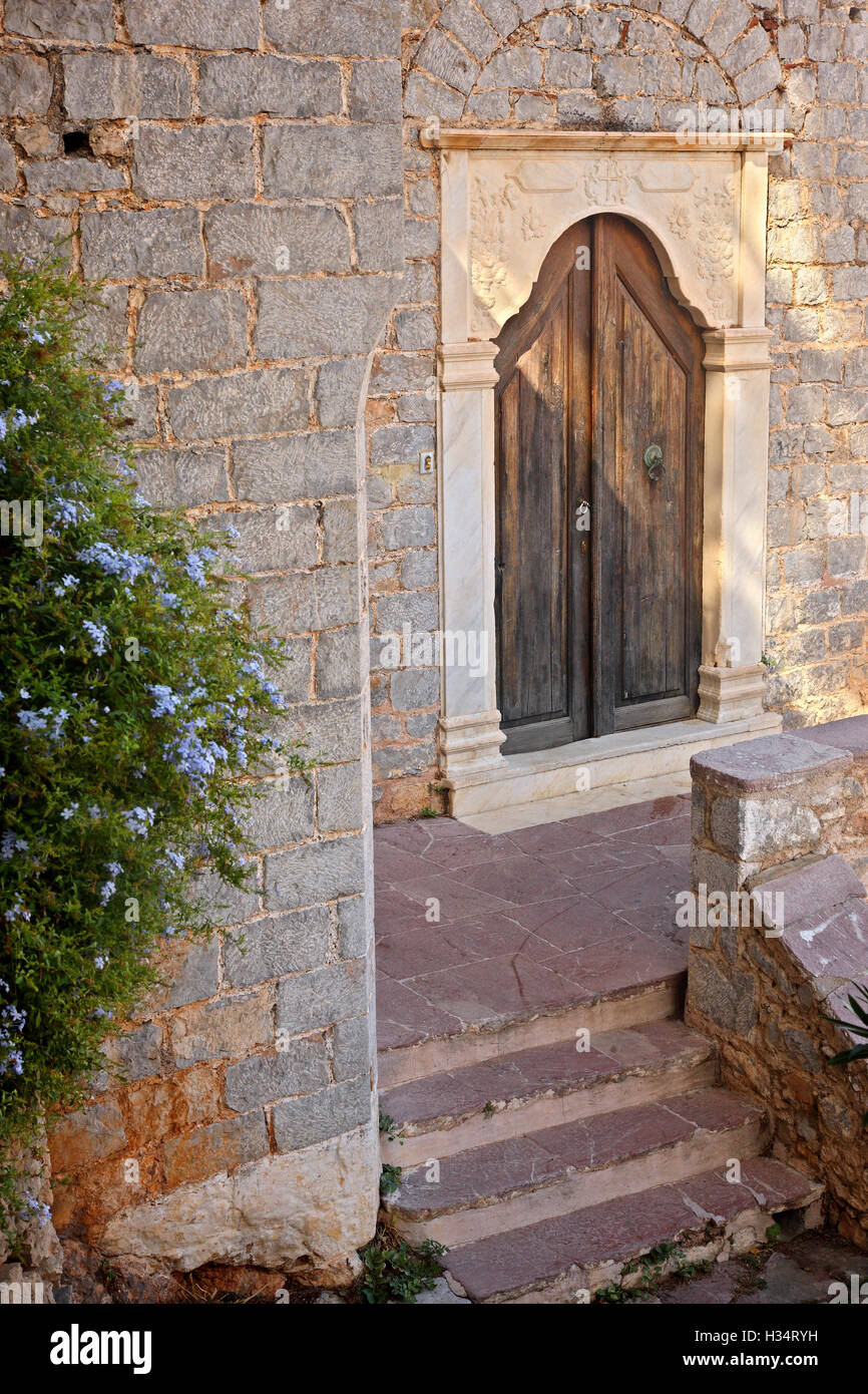 Vieille porte en bois d'une maison de maître, la ville d''Hydra, l'île d'Hydra, Attique, Grèce. Banque D'Images