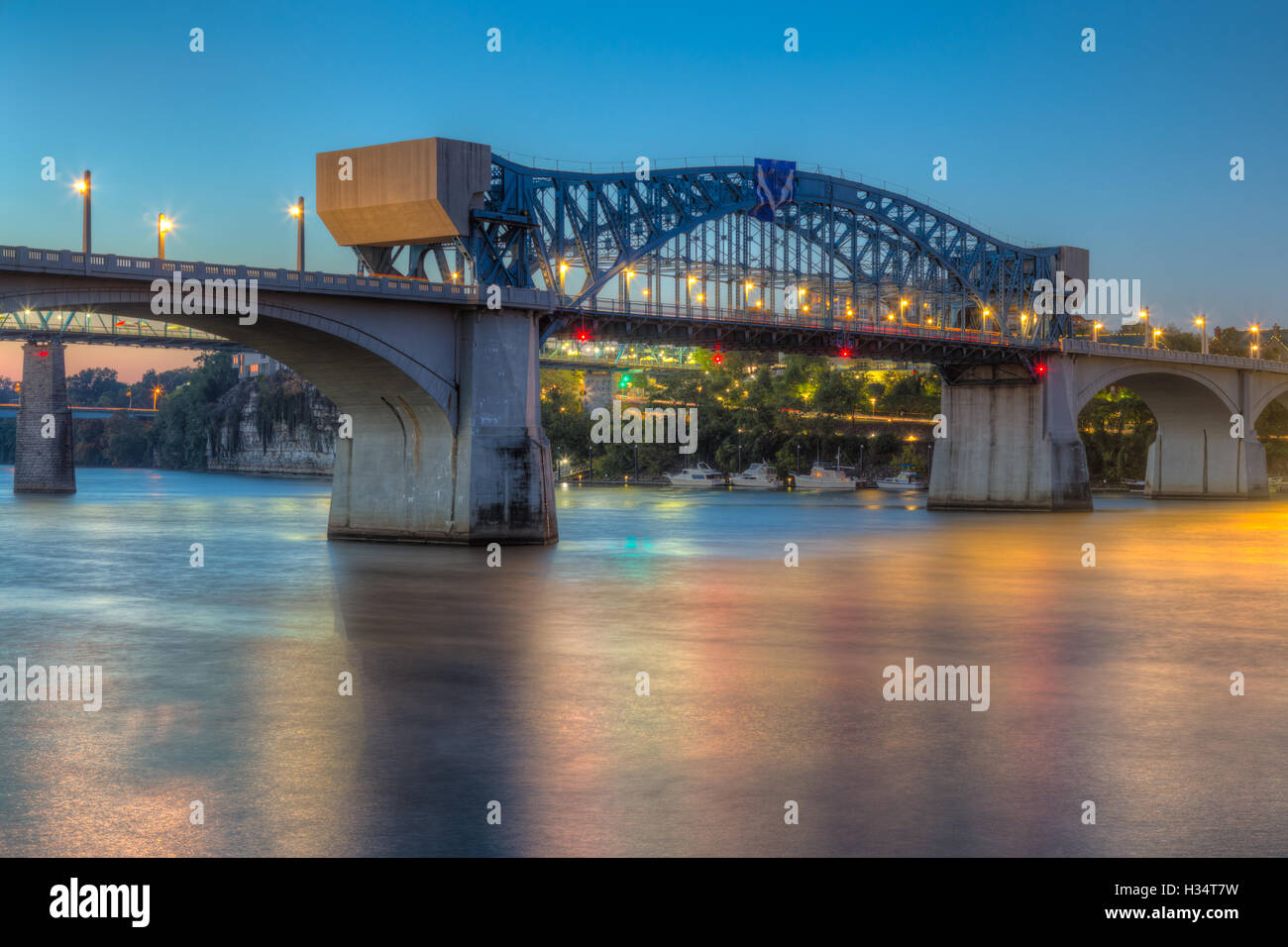 Le chef John Ross (Market Street) pont sur la rivière Tennessee à l'aube à Chattanooga, Tennessee. Banque D'Images
