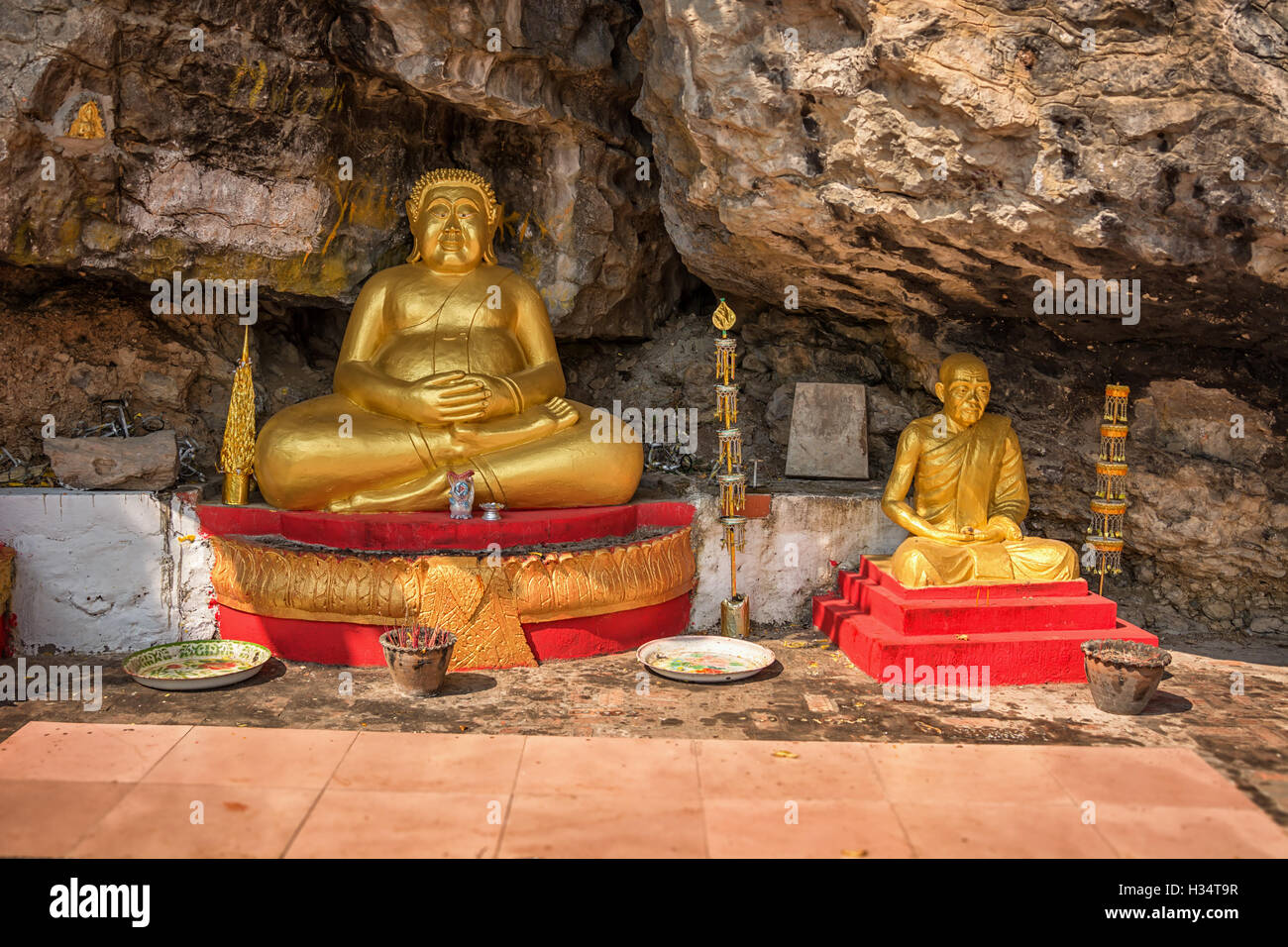 Luang Prabang, Laos - petites statues bouddhistes d'or près de l'ancien temple de pierre Banque D'Images