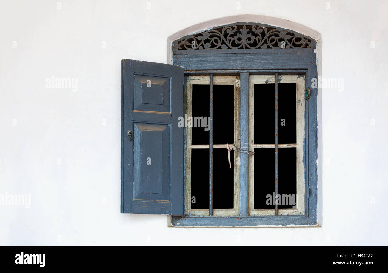 Au Sri-Lanka - fenêtre avec les volets en bois dans un mur blanc Banque D'Images