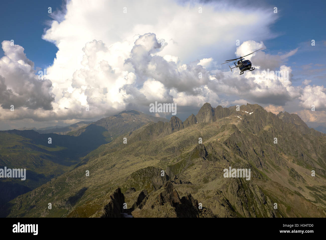 Un hélicoptère survole le Brévent Mountain près de Chamonix, France. Banque D'Images