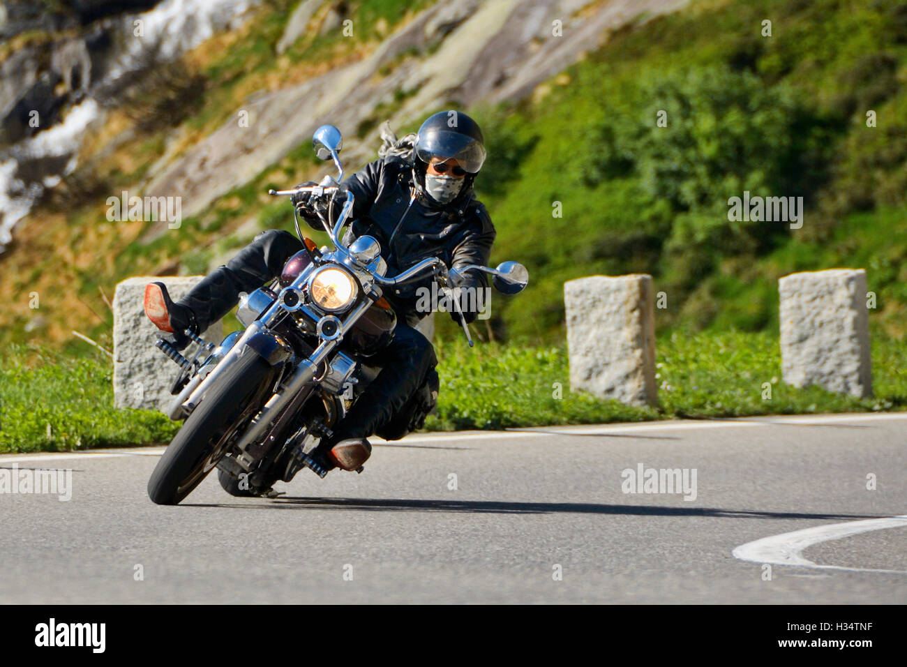 Moto Kawasaki VN-15 sur le col du Grimsel en Suisse. Banque D'Images