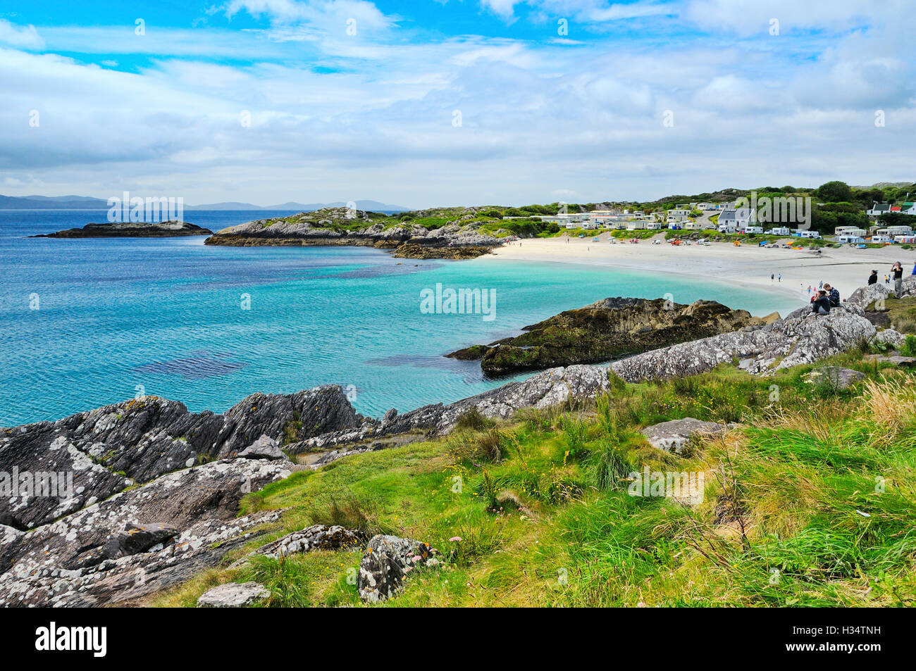 La plage de sable et belle côte rocheuse avec de l'eau bleu sur la route N70, Glanbeg (Caherdaniel), comté de Kerry, Irlande. Banque D'Images
