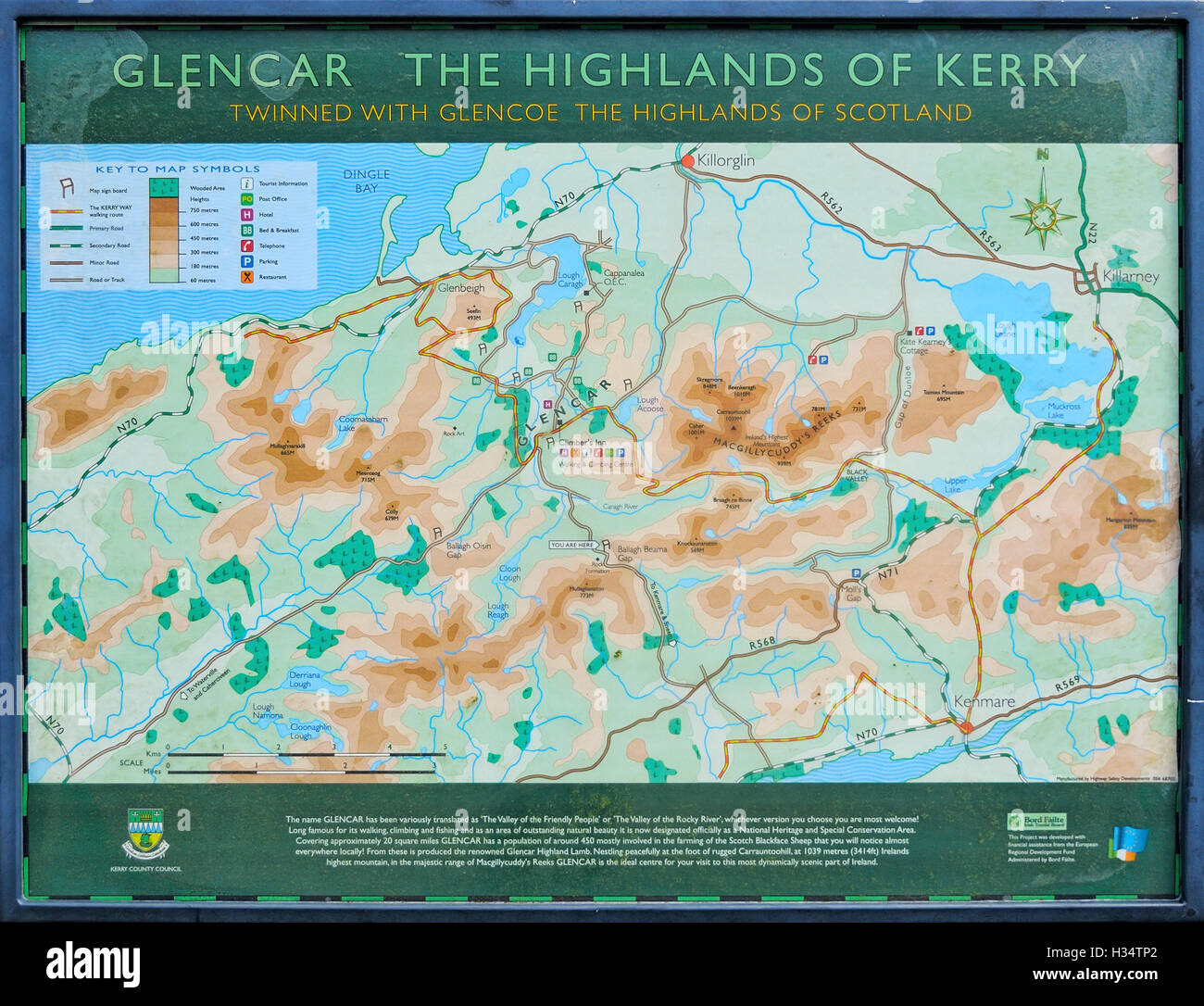 Signe de l'information avec une carte de la région sur le côté de la rue en haut de la col Beama Arnaud Marion, Cappa, comté de Kerry, Irlande. Banque D'Images