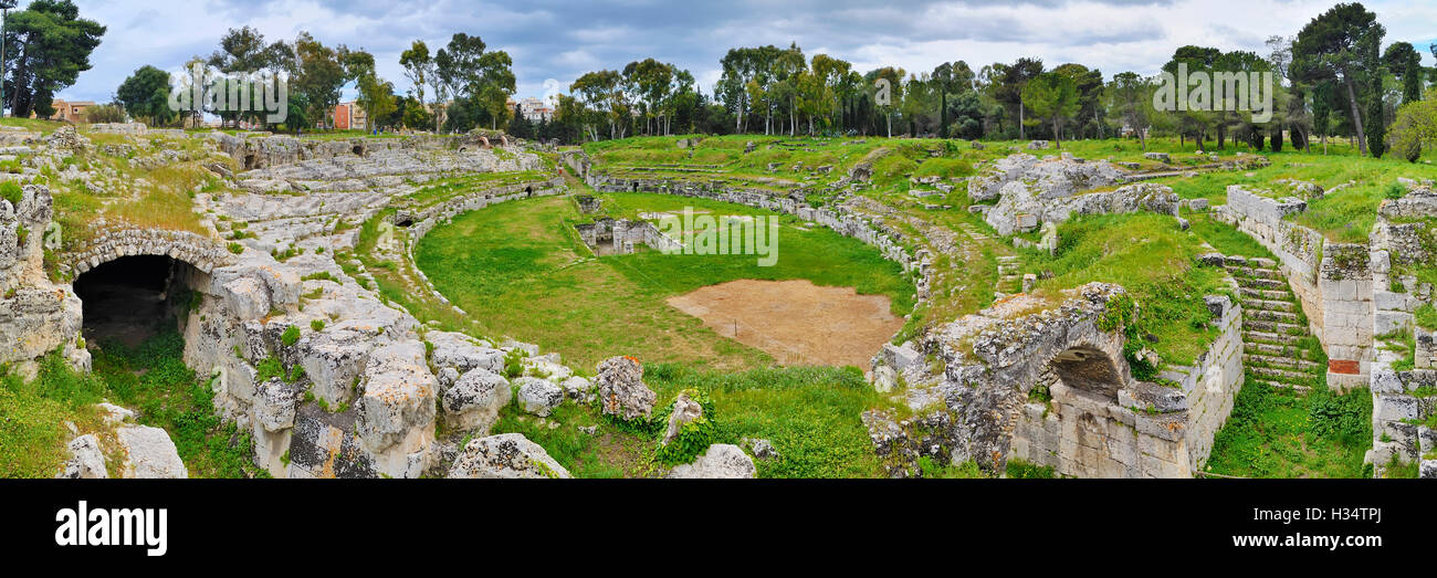 Amphithéâtre romain (amphithéâtre Romain) du Parco Archeologico della Neapolis, Syracuse, Sicile, Italie. Banque D'Images