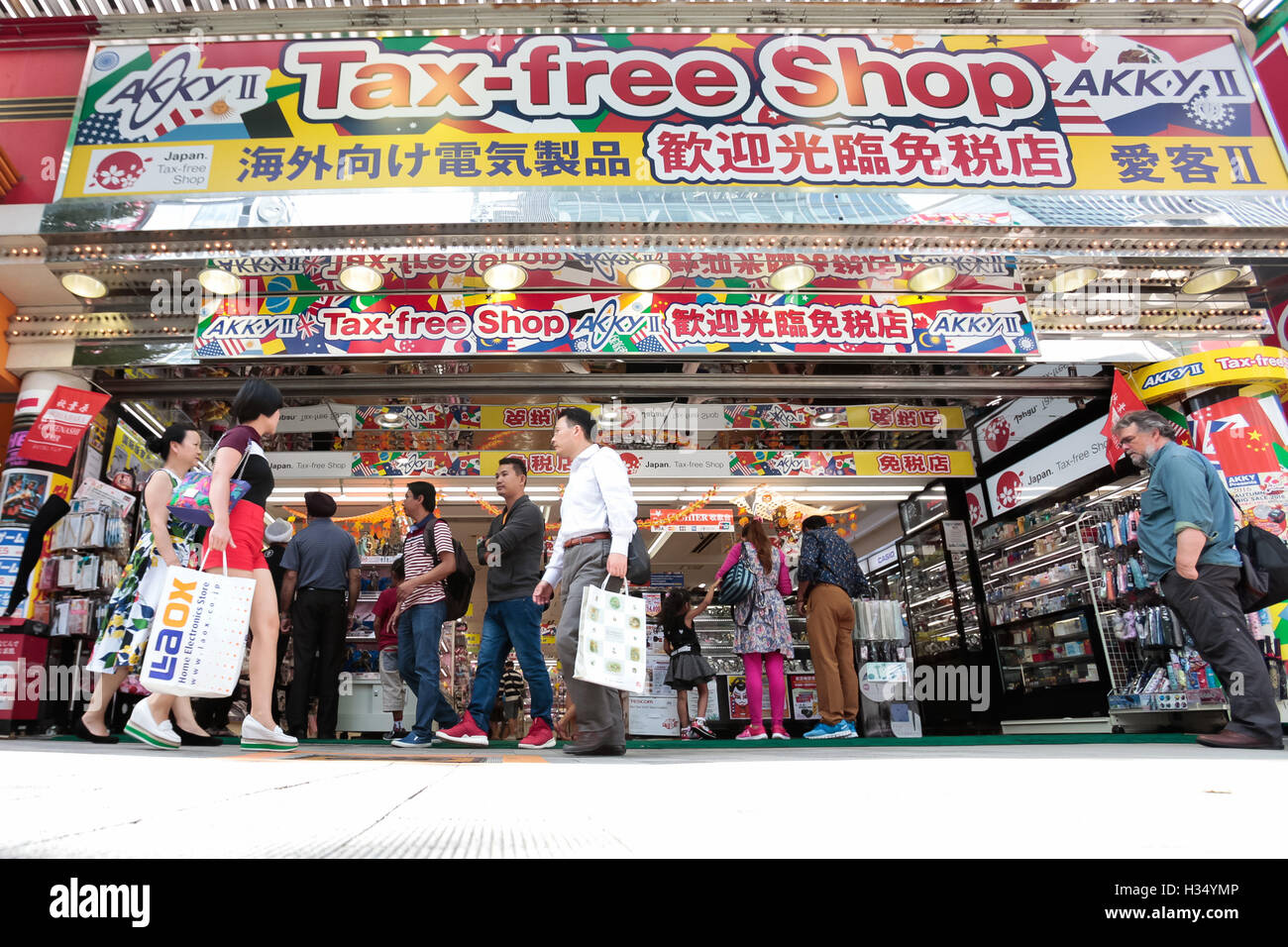 Les touristes chinois shop dans le domaine de l'électronique d'Akihabara pendant la journée nationale de la Chine Golden Week le 4 octobre 2016, Tokyo, Japon. Les visiteurs chinois au Japon ont augmenté de 26,8 % sur un an à un record record 731 400 arrivées en juillet selon les données de l'Administration nationale du tourisme du Japon. Le Consulat général du Japon à Shanghai a indiqué qu'un visa pour le Japon a augmenté de 17  % en août par rapport à l'année précédente pour les fêtes qui vont du 1er octobre au 7ème. © Rodrigo Reyes Marin/AFLO/Alamy Live News Banque D'Images