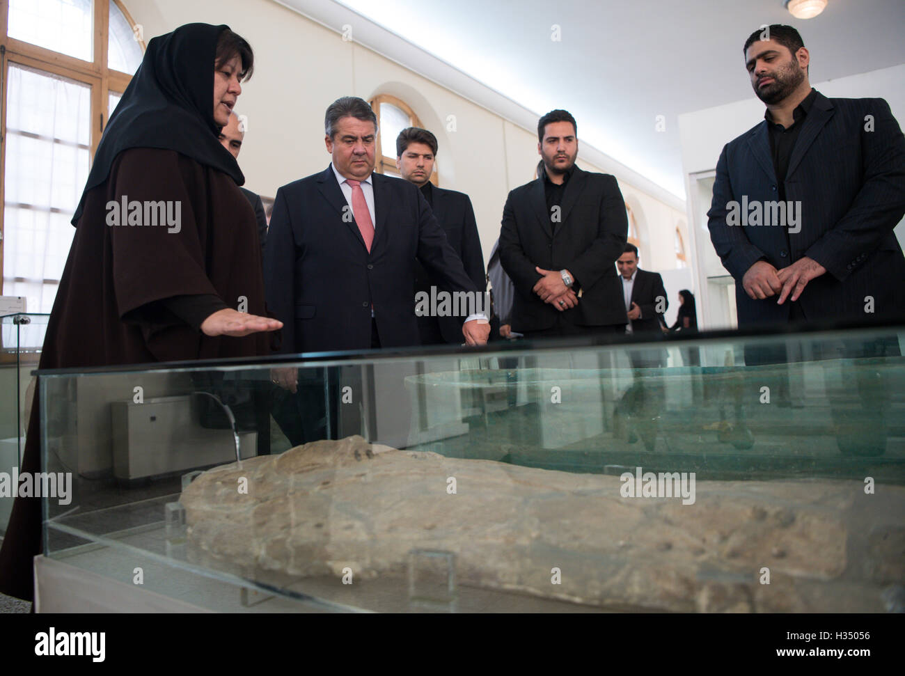 Téhéran, Iran. 4ème Oct, 2016. Le ministre allemand de l'économie, Sigmar Gabriel (SPD) est guidé autour du Musée National d'Iran par Firouzeh Sepidnameh (l) à Téhéran, Iran, 4 octobre 2016. Gabrial est en Iran pour une visite de 2 jours avec une grande délégation économique. PHOTO : Bernd VON JUTRCZENKA/DPA/Alamy Live News Banque D'Images