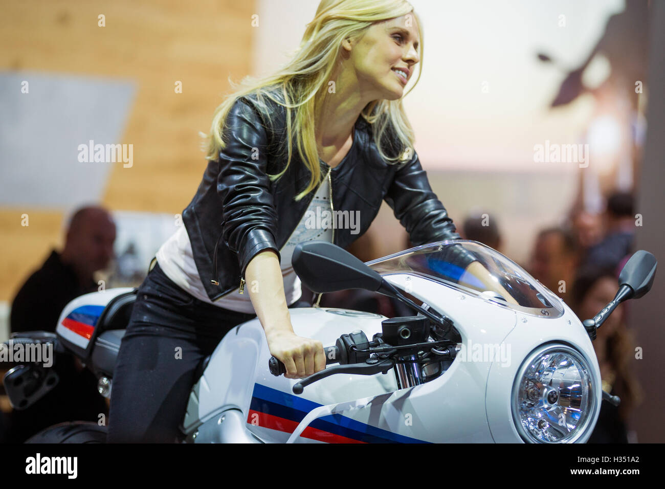 Cologne, Allemagne. 4ème Oct, 2016. Un modèle assis sur une nouvelle BMW R  9 T Racer au salon moto Intermot à Cologne, Allemagne, 4 octobre 2016. La  plus grande foire commerciale de