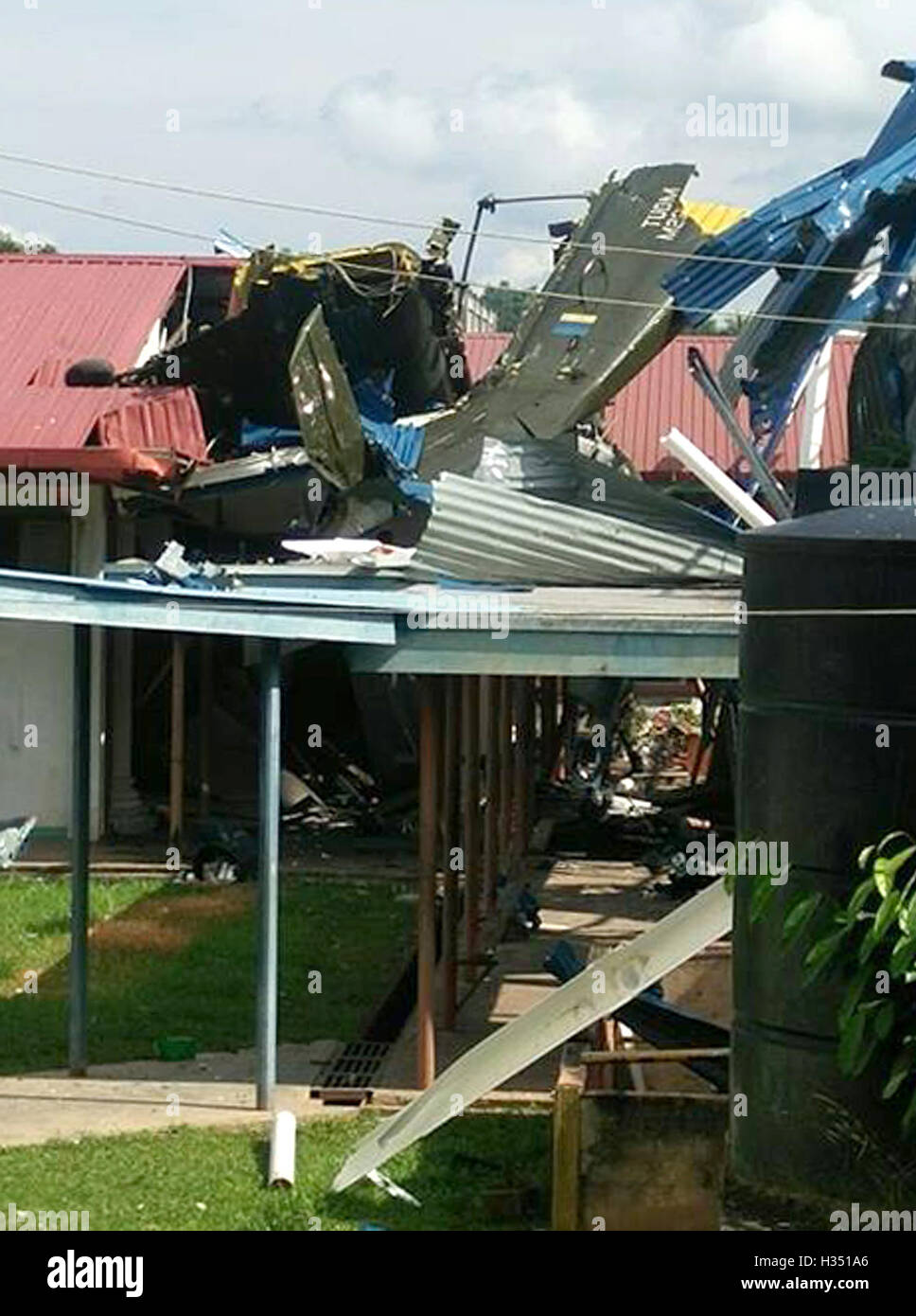 Tawau, Sabah, Malaisie. 4 octobre 2016. site d'un accident d'hélicoptère dans l'est de la Malaisie Tawau Sabah. Un hélicoptère Sikorsky S-61 'Nuri' hélicoptère transportant 14 membres du personnel militaire s'est écrasé mardi matin sur le toit d'un bâtiment scolaire dans Tawau de l'est de la Malaisie, Sabah, a déclaré la police locale. (Xinhua) (nxl) Credit : Xinhua/Alamy Live News Banque D'Images