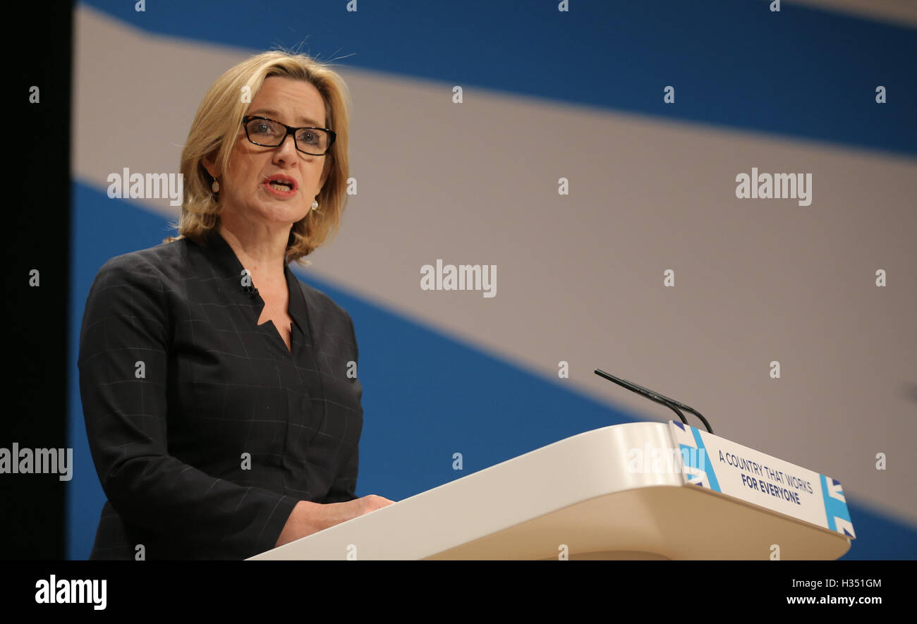 Birmingham, UK. 4 octobre, 2016. L'Amber Rudd Mp Accueil Conférence 2016 Secrétaire Parti conservateur l'Icc Birmingham, Birmingham, Angleterre 04 octobre 2016 traite de la conférence du parti conservateur à la Cpi 2016 Birmingham, Birmingham, Angleterre Allstar Crédit : photo library/Alamy Live News Banque D'Images