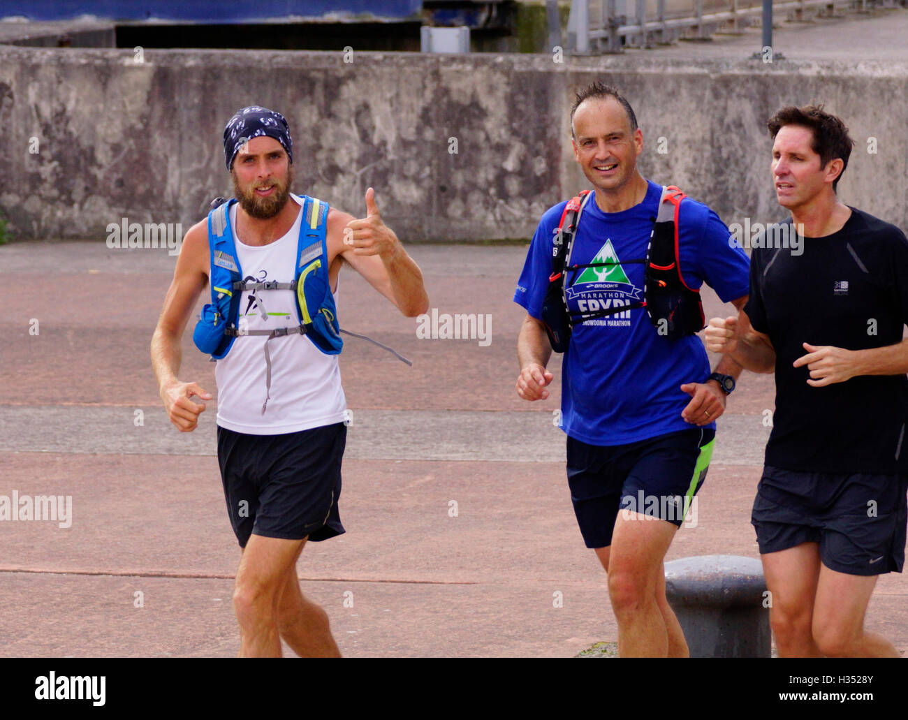 Portishead près de Bristol, Royaume-Uni. 4 octobre 2016. Ben Smith (portant le bandana bleu) exécute 401 marathons pour soutenir les organismes de bienfaisance Stonewall et Kidscape. Il est photographié à mi-chemin de son 400e marathon à Portished Somerset après avoir quitté le centre de Bristol plus tôt dans la matinée. Il avait l'air détendu de montrer les sites locaux aux coureurs qui l'ont aimais. Un supporter a déclaré qu'il essayait la route aujourd'hui pour son 401e et dernier marathon demain le 5 octobre. Banque D'Images