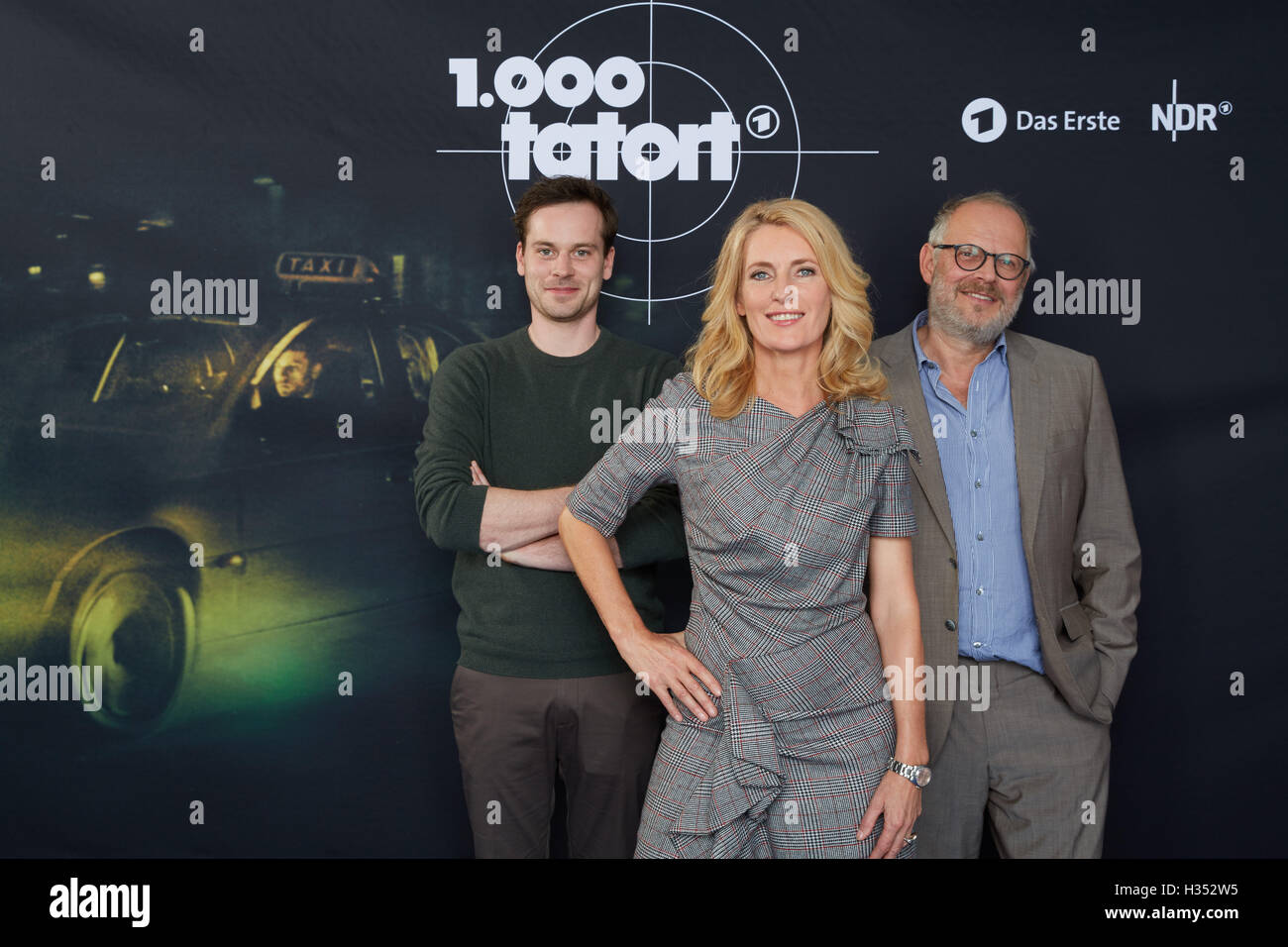 Hambourg, Allemagne. 4ème Oct, 2016. Les acteurs (L-R) Florian Bartholomaei, Maria Furtwaengler et Axel Milberg posent devant un logo à une photo ] appel à la 1000ème épisode de la série 'crime allemand Tatort" (lt. lieux de crime), 'Taxi nach Leipzig' (lt. Taxi à Leipzig) à Hambourg, Allemagne, 4 octobre 2016. Le radiodiffuseur de service public allemand ARD diffuse le jubilé-épisode sur le 13 novembre 2016. Photo : Georg Wendt/dpa/Alamy Live News Banque D'Images