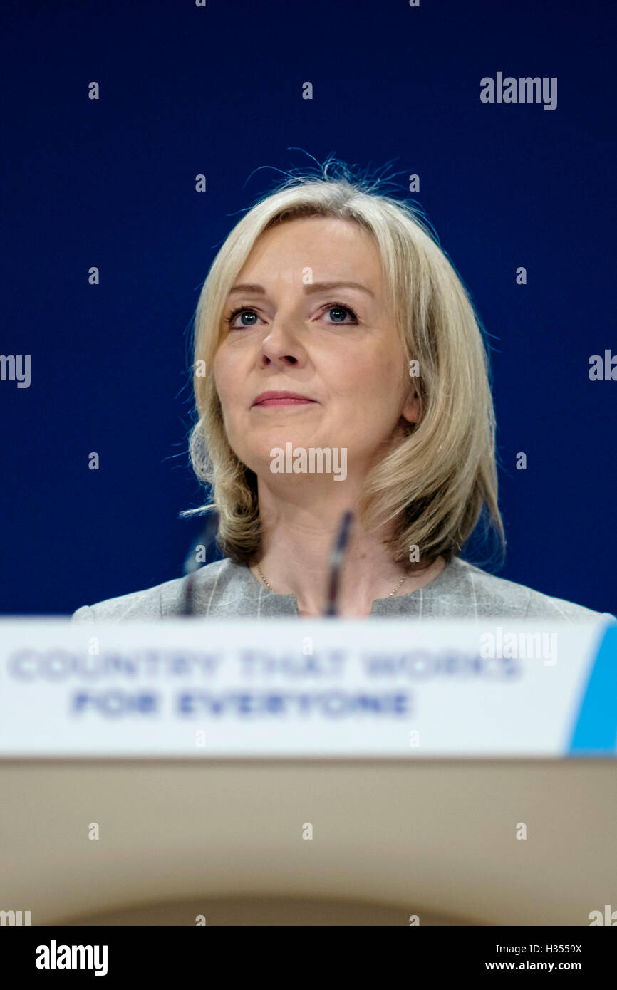 Jour 3 de la conférence du parti conservateur le 04/10/2016 à Birmingham, Birmingham ICC. Les personnes sur la photo : Elizabeth Truss, Lord Chancelier, Secrétaire d'Etat à la Justice, traite de la conférence . Photo par Julie Edwards. Banque D'Images
