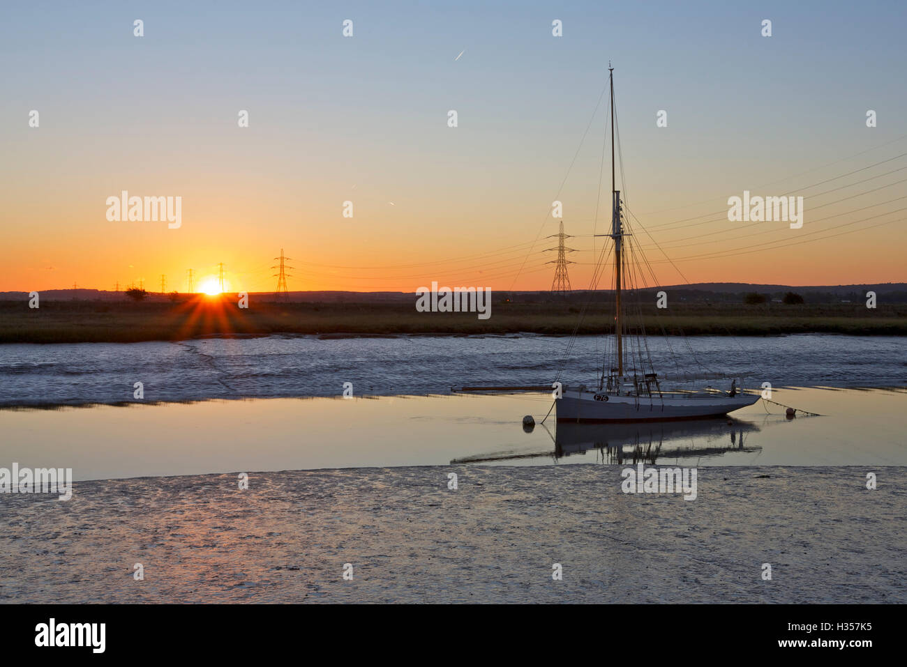 Ruisseau de Faversham, Kent, UK. 5 octobre 2016 : Météo France. Lever du soleil s'allume Faversham creek lorsque la marée se retire sur une belle cool et parfaitement claires mercredi matin. L'un des derniers Whitstable Oyster Yawls, Gamecock F76 construit il y a plus de 100 ans se trouve à l'ancre. Haute pression sur la Scandinavie domine la météo du pays, pour les quelques jours de crédit : Alan Payton/Alamy Live News Banque D'Images