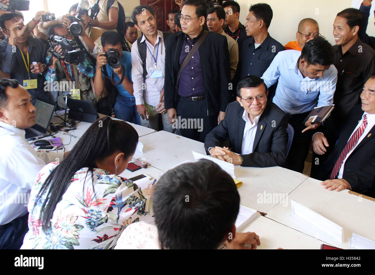 Phnom Penh, Cambodge. 5ème Oct, 2016. Kem Sokha (2R, 2ème rang), chef adjoint de l'opposition officielle, le Parti National du Cambodge (CNRP), visite un centre d'enregistrement des électeurs à s'inscrire pour les élections à venir à Phnom Penh, Cambodge, 5 octobre 2016. Un groupe de cinq avocats de leader adjoint de l'opposition Cambodgienne Kem Sokha a déposé un appel le mercredi après le Tribunal municipal de Phnom Penh le mois dernier condamné Sokha à cinq mois de prison pour «refus de comparaître en cour à l'un des cas de prostitution. © Sovannara/Xinhua/Alamy Live News Banque D'Images