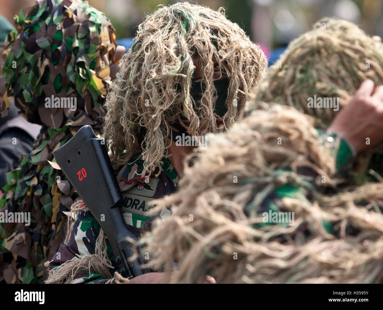 Bintan, Indonésie. 5 octobre, 2016. Indonésie : les soldats de l'Armée marche sur le 71e anniversaire de l'Armée de l'Indonésie sur Octobre 05, 2016 à Bintan, Indonésie Crédit : © Yuli Seperi/Alamy Live News Banque D'Images