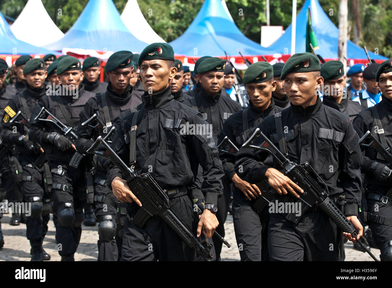 Bintan, Indonésie. 5 octobre, 2016. Indonésie : les soldats de l'Armée marche sur le 71e anniversaire de l'Armée de l'Indonésie sur Octobre 05, 2016 à Bintan, Indonésie Crédit : © Yuli Seperi/Alamy Live News Banque D'Images