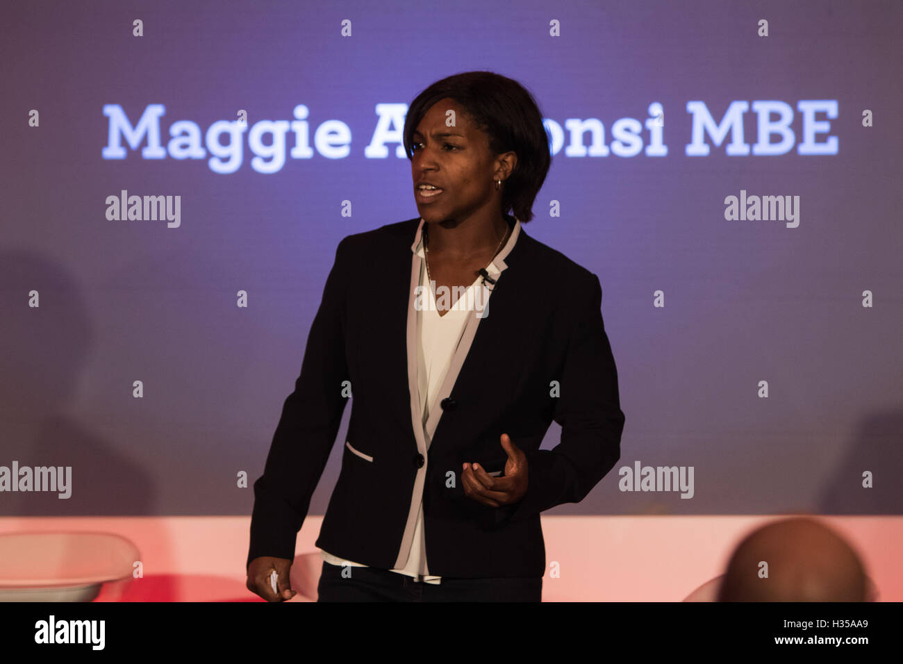 Londres, Royaume-Uni. Le 05 octobre 2016. Ancien international de l'Angleterre et membre du Conseil de RFU Maggie Alphonsi à la conférence de presse pour le dévoilement de la nouvelle vision pour le rugby féminin en Angleterre dans le cadre de la Semaine du sport féminin (3 - 9 octobre 2016). Etaient également présents, chef de la RFU RFU Ian Ritchie, directeur du développement Steve Grainger et RFU Rugby professionnel Directeur Nigel Melville. Credit : Elsie Kibue / Alamy Live News Banque D'Images