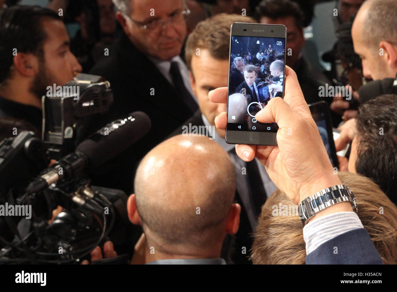 Strasbourg, France. 4 octobre, 2016. Un défenseur tente de prendre une photo d'Emmanuel Macron avec son smartphone à la fin de la réunion à Strasbourg. Credit : Paul-Marie Guyon/Alamy Live News Banque D'Images
