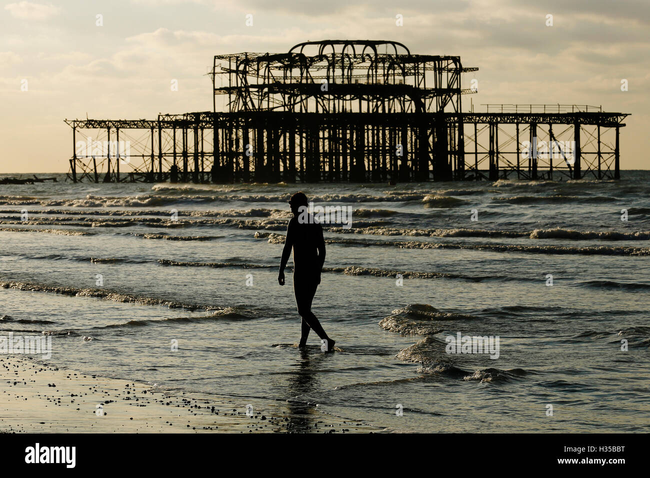 Brighton, UK. 5 octobre, 2016. Un nageur quitte la mer après une baignade près de la jetée Ouest à Brighton, Royaume-Uni, le mercredi 5 octobre 2016. L'embarcadère célèbre le 150e anniversaire de l'ouverture demain (jeudi 6 octobre). La jetée a pris près de trois ans pour construire et a été conçu et engineed par Eugenius Birch. Le coût d'origine en 1866 était de £27 000. Credit : Luke MacGregor/Alamy Live News Banque D'Images