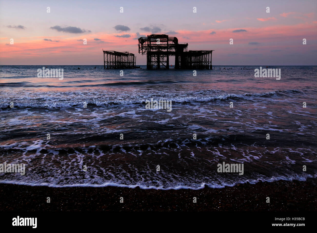 Brighton, UK. 5 octobre, 2016. Lever du soleil derrière la jetée Ouest à Brighton, Royaume-Uni, le mercredi 5 octobre 2016. L'embarcadère célèbre le 150e anniversaire de l'ouverture demain (jeudi 6 octobre). La jetée a pris près de trois ans pour construire et a été conçu et engineed par Eugenius Birch. Le coût d'origine en 1866 était de £27 000. Credit : Luke MacGregor/Alamy Live News Banque D'Images