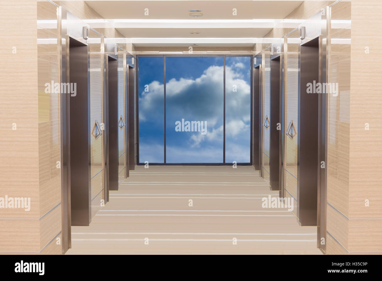 Cabine d'ascenseur en acier inoxydable et fond de ciel bleu Banque D'Images