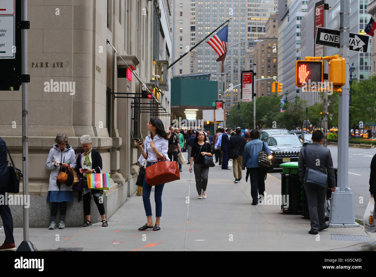 Les gens, les employés de bureau, et les touristes marchant sur Park Avenue à Manhattan, New York, NY. Banque D'Images