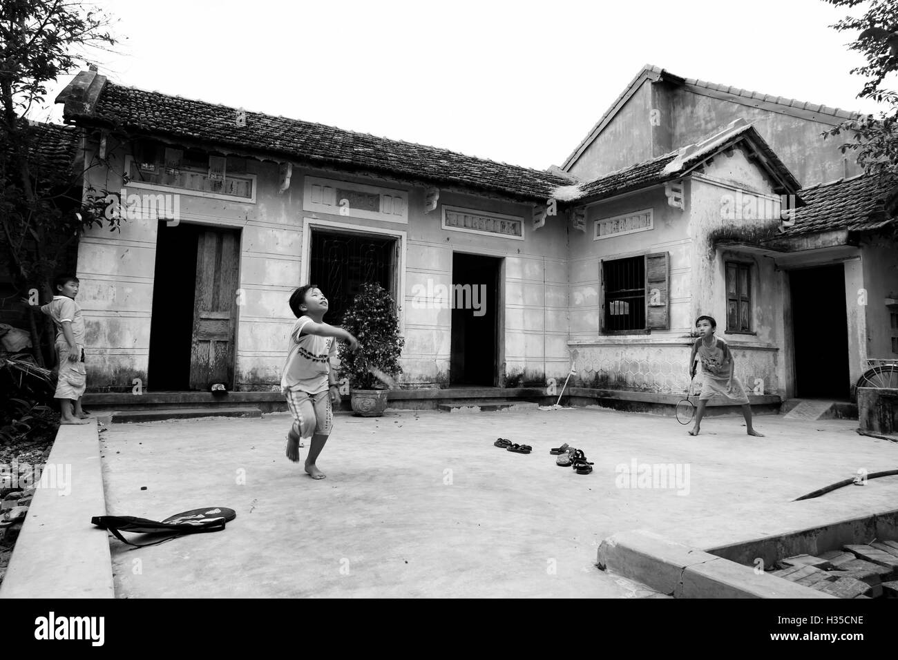 Les enfants jouer au badminton à Tuy Hoa - Vietnam Banque D'Images