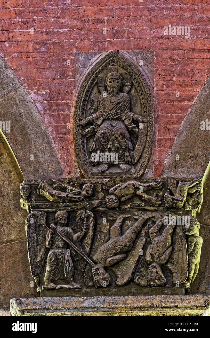 Italie Emilie Romagne Franchigena façon Fidenza cathédrale San Cristoforo - bas-relief représentant l'expulsion des anges rebelles du ciel Banque D'Images