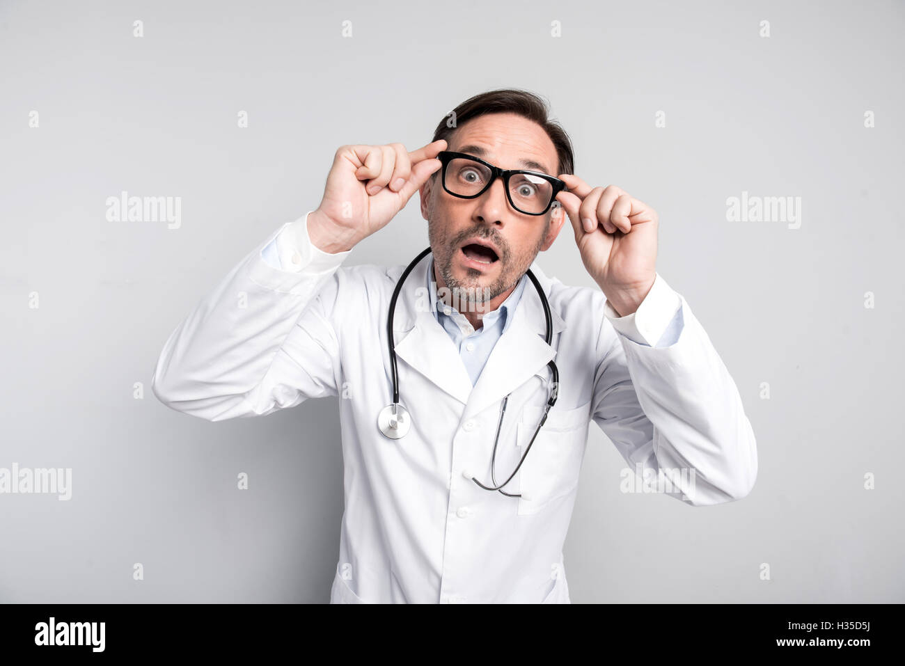 Handsome Smiling doctor holding stethoscope. Banque D'Images